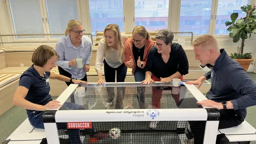 ValttiPlus-hankkeen työntekijät Paralympiakomiteasta Kaisa & Aija, JAMK:sta Heidi & Kaisa kannustamassa subsoccer-pelissä 3 kampuksen Virpiä & Samulia