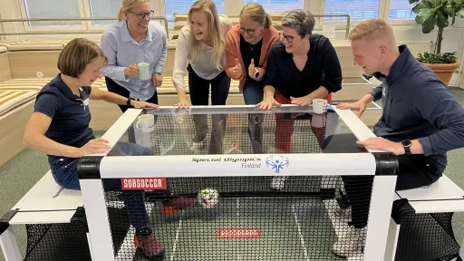 ValttiPlus-hankkeen työntekijät Paralympiakomiteasta Kaisa & Aija, JAMK:sta Heidi & Kaisa kannustamassa subsoccer-pelissä 3 kampuksen Virpiä & Samulia