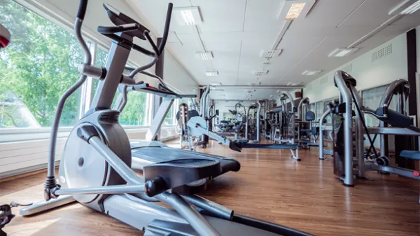 Kuntosali, jossa juoksumattoja ja kuntopyöriä.