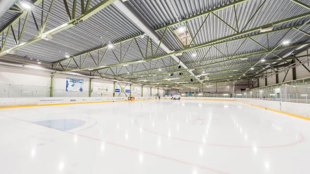 Sisäjääkaukalon tyhjä jää. Katosta riippuu metallisia tukirakenteita.