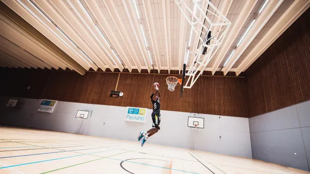 Koripalloilija donkkaa sisäpelikentällä.