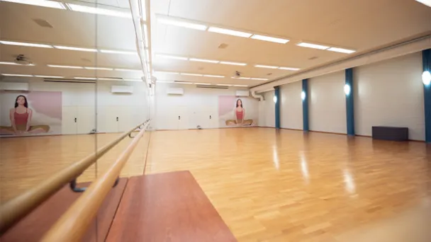 Tyhjä tanssisali, peiliseinä, vaaleat lattiat.