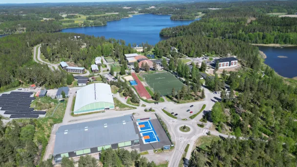 Ilmakuva Kisakallion kampuksen alueesta Karnaistenkorven ja Lohjanjärven syleilyssä