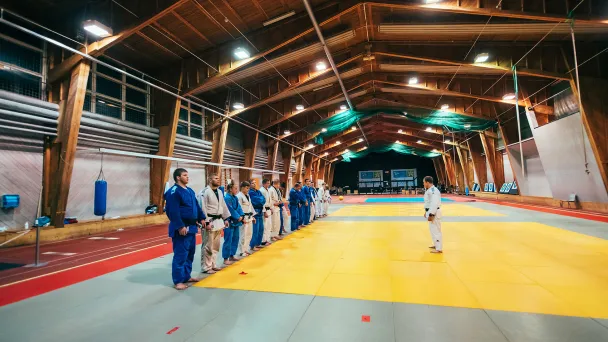 Judokat rivissä Nikula-hallissa.