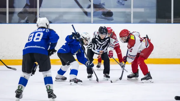 Pojat pelaamassa jääkiekko-ottelua Kisakallion jäähallissa