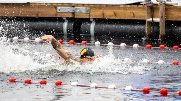 Uintikilpailu ulkona talvisäässä.
