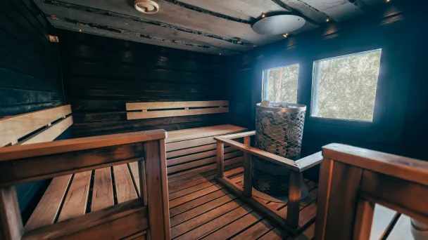 Kisakallion tunnelmallinen rantasauna järvinäköalalla.