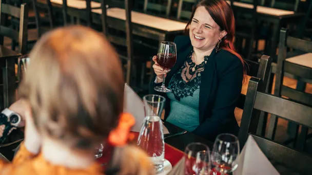 Naiset nauttivat glögiä Kisakallion Rantamakasiinilla.