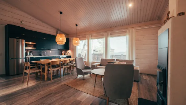 Kisakallion Villa Kaarinan olohuone ja keittiö.