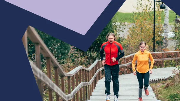 Mies ja nainen hölkkäävät Kisakallion kuntoportaita ylöspäin.