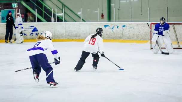 Ringeten U18-joukkueet Suomesta ja Kanadasta luistelemassa Pajulahden jäähallissa