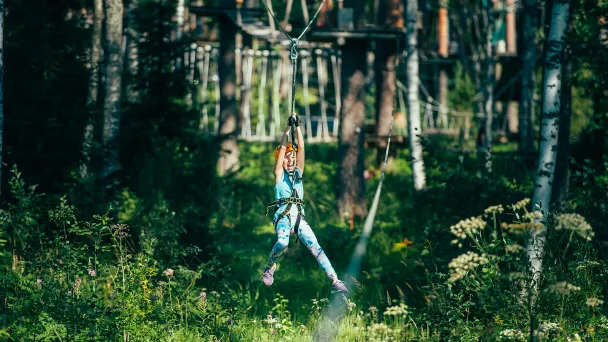 Lapsi liukuu esteradalla Pajulahden Seikkailupuistossa