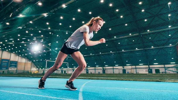 Ilona Mononen juoksemassa Pajulahti-hallissa