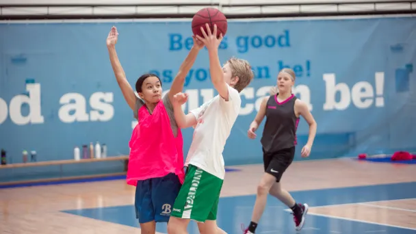 Lapset pelaamassa koripalloa