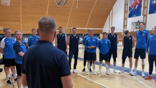 Ministeri Mika Poutala kävi tutustumassa lentopallon miesten maajoukkueen toimintaan
