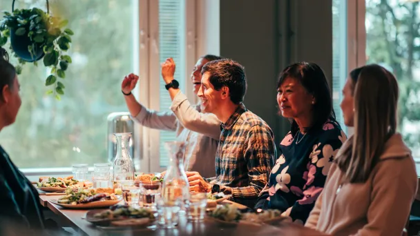 Iloinen ryhmä ruokailemassa ravintola Fannissa.