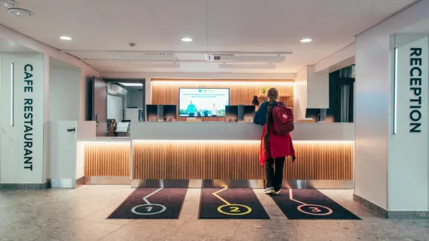 Kolmen kampuksen urheiluopiston Pajulahden kampuksen valoisa vastaanotto ja asiakaspalvelutiski.