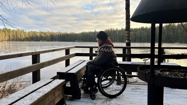 Päijät-Häme liikkuvaksi tutkitulla tiedolla kuvituskuva, henkilö pyörätuolissa