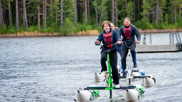 Kisakalliossa Lohjanjärvellä vesipyöräilee kaksi miestä