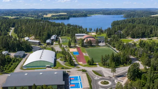 Kisakallion kampus ilmasta kuvattuna. Yksi Kolmen kampuksen urheiluopiston kohteista.
