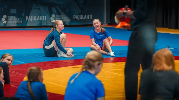 Tyttöjä harjoittelemassa Pajulahden kamppailuareenalla