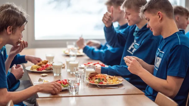 Koripalloilijoita ruokailemassa Kisakalliossa