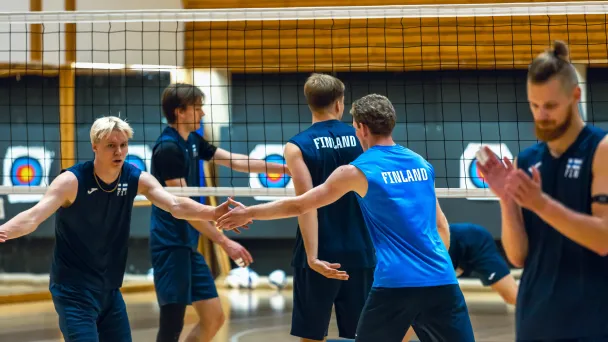 Suomen miesten lentopallomaajoukkueen pelaajat harjoittelevat yhdessä Kisakallion urheiluopistolla.