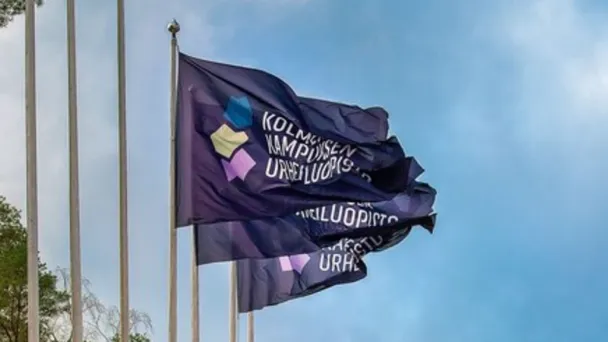 Kolmen kampuksen urheiluopiston liput liehuvat lipputangoissa