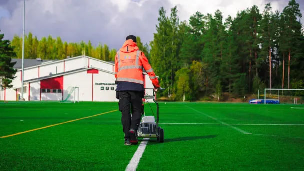 Liikuntapaikkahoitaja Pajulahden kampuksen nurmikentällä