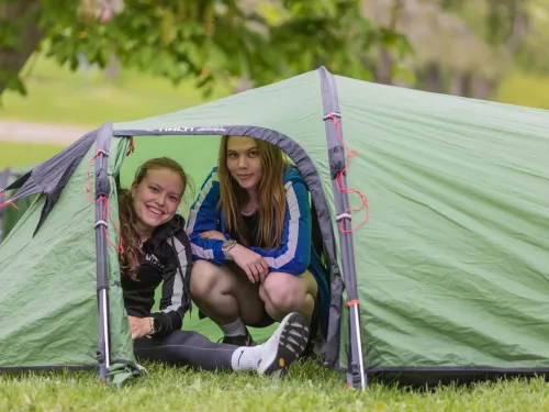 Tytöt teltassa