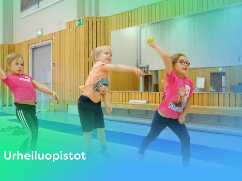 Kolme lasta heittelee palloja sisätiloissa, iloisen värikäs ympäristö.