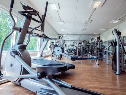 Kuntosali, jossa juoksumattoja ja kuntopyöriä.