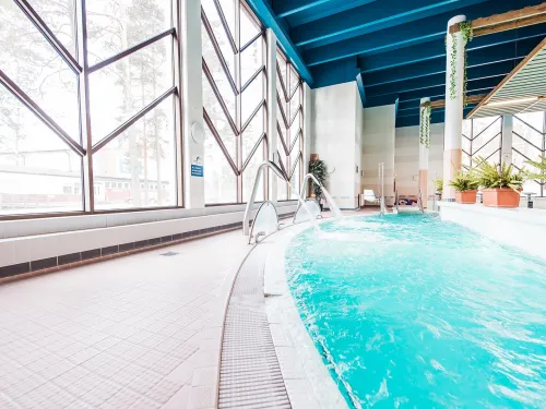 Pajulahden uimahallin terapia-altaan suihkut ovat päällä.