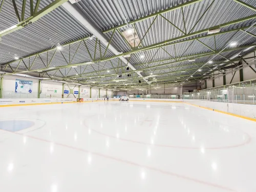 Sisäjääkaukalon tyhjä jää. Katosta riippuu metallisia tukirakenteita.