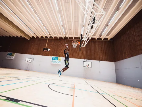 Koripalloilija donkkaa sisäpelikentällä.
