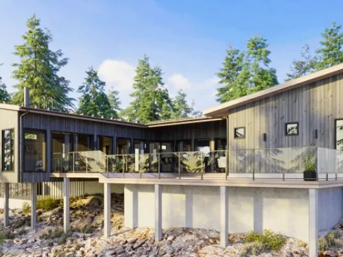 Moderni puutalo metsäisessä maisemassa, terassi ja isot ikkunat.