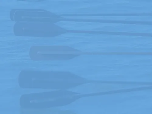 Soutuveneen airot vesillä sinisen suodattimen alla.