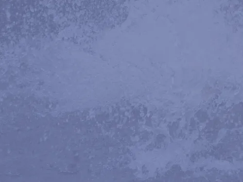 Roiskeinen vedenpinta, violetti sävy.