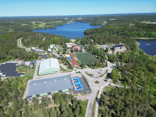 Ilmakuva Kisakallion kampuksen alueesta Karnaistenkorven ja Lohjanjärven syleilyssä