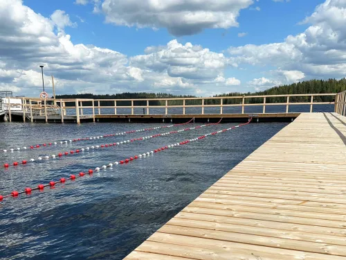 Pajulahden Lake Pool -alueen laituri ja 25 metrin uintiradat