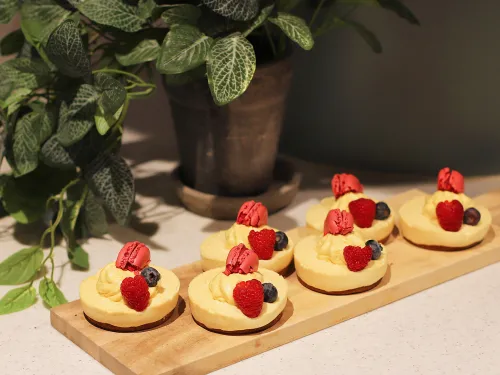 Pajulahti-leivoksia puisella tarjoilualustalla.