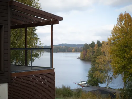 Järvimaisema syksyisin värein, talo vasemmassa reunassa.