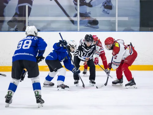 Pojat pelaamassa jääkiekko-ottelua Kisakallion jäähallissa