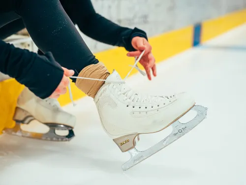 Taitoluistelija sitomassa luistimia