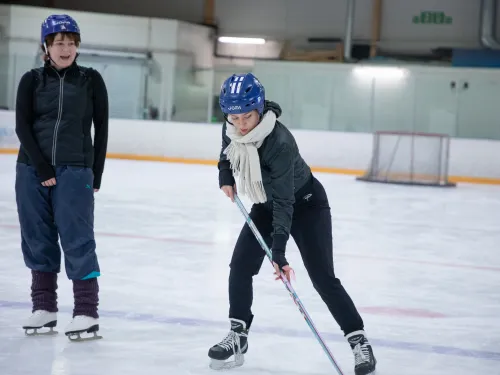 VAT-koulutuksen käytännön harjoittelua jäähalliympäristössä