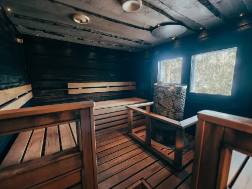 Kisakallion tunnelmallinen rantasauna järvinäköalalla.