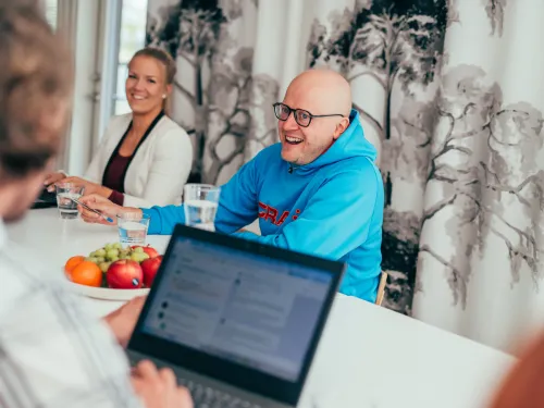 Iloiset ihmiset kokoustamassa Kisakallion Villa Kalliossa.