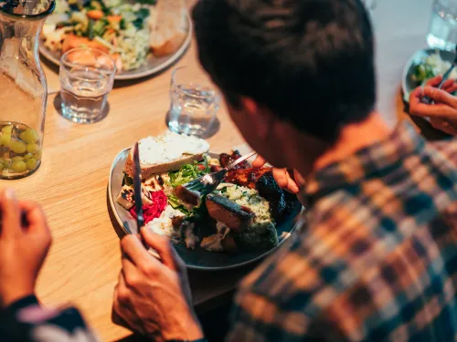 Mies syö ateriaa ravintola Fannissa.