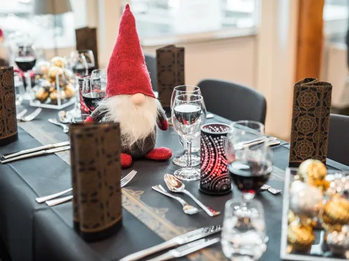 Pajulahden ravintolan ruokapöytä koristeltu joulun tunnelmaan.