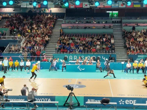 Ottelu sisäareenalla, yleisöä katsomossa